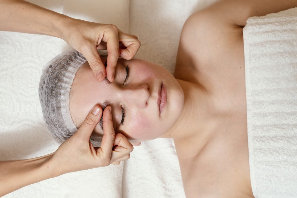 massage mắt giảm quầng thâm