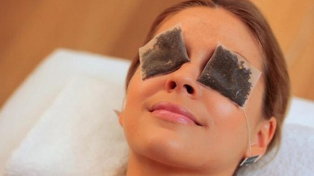 chườm túi trà giảm thâm mắt