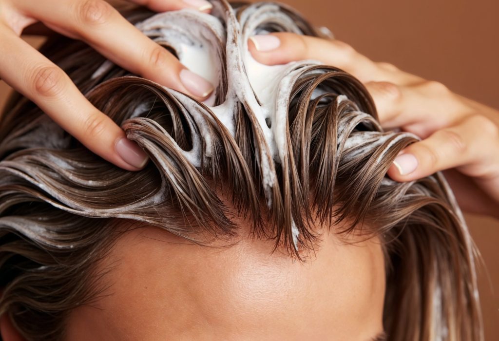 Chỉ cần thay đổi vài thói quen nhỏ có thể phần nào giúp giảm rụng và kích thích tóc con mọc lên.